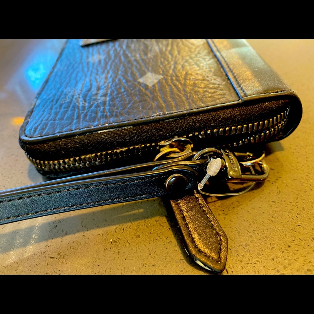 MCM OVERSIZED WALLET WITH WRISTLET BLACK